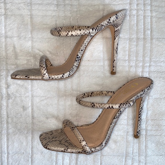 Snake print heels 🖤 - Picture 2 of 2